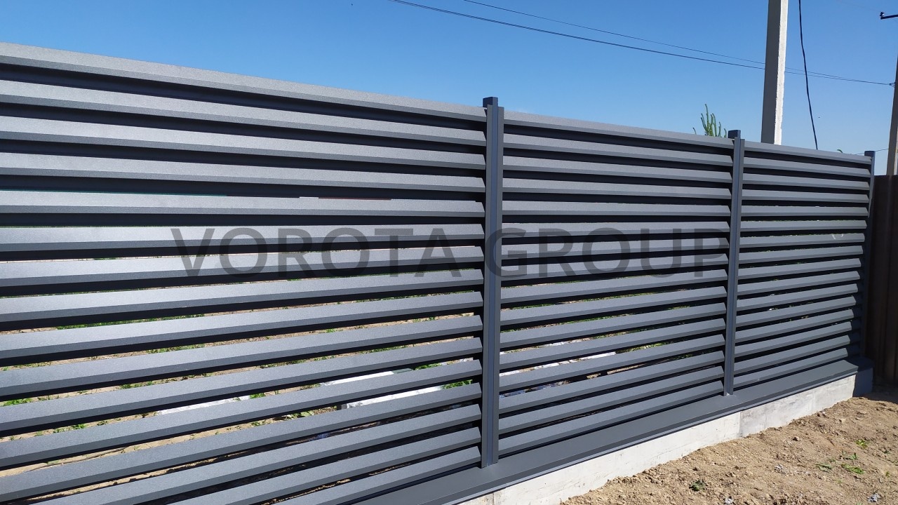 Забор жалюзи металлический серого цвета