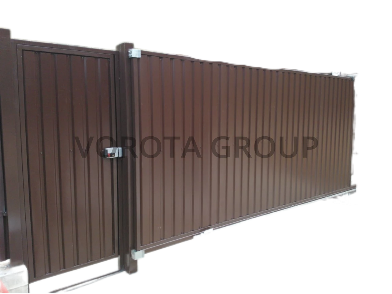 Откатные ворота из профнастила Doorhan с дверью 3000x2000